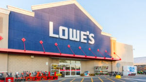 Lowe'sの店の前