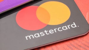 Mastercard のクレジット カードまたはデビット カードのクローズ アップ ショット。