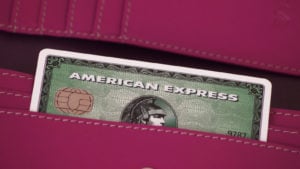 誰かのポケットから突き出ている American Express (AXP) のクレジット カード
