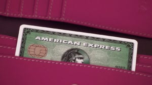 誰かのポケットから突き出ている American Express (AXP) クレジット カード