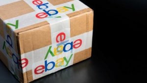 une boîte d'expédition ebay.  actions bon marché