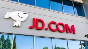 Logo JD.com (JD) affiché à l'entrée du bureau de la société dans la Silicon Valley.