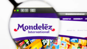 虫眼鏡で拡大された Mondelez の Web サイト