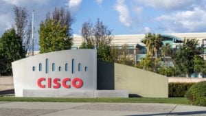 Un panneau Cisco (CSCO) à l'extérieur d'un bâtiment.