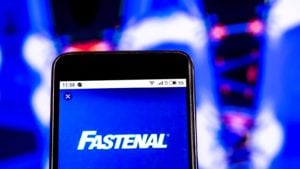 Sigla Fastenal (FAST) afișată pe un telefon mobil