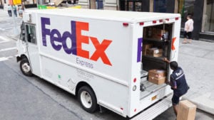 Un employé de FedEx charge un camion FedEx Express à Manhattan.
