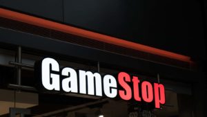 Logo GameStop (stock GME) à l'extérieur d'un magasin