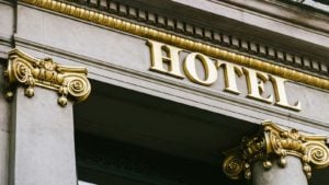 Stock de AHT: el frente de un hotel con columnas ornamentadas