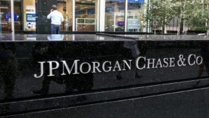 Lettrage JPMorgan Chase (JPM) sur un siège social à New York.