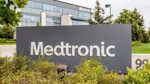 Signo de Medtronic (MDT) fuera del edificio de oficinas que representa acciones de atención médica