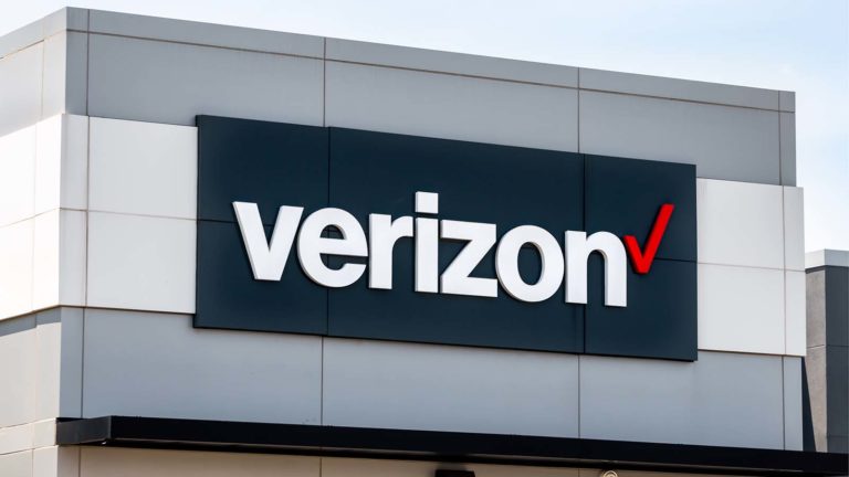 VZ Stock - VZ Stock Falls 6% as Verizon Cuts Forward Guidance