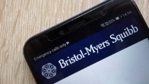 携帯電話の上部にあるブリストル・マイヤーズ (BMY) のロゴ。