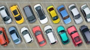 GETR 在庫を表す駐車場の車の品揃え。
