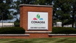 企業キャンパスの外の看板にある Conagra のロゴ