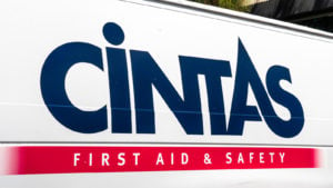 白いバンの側面にある Cintas (CTAS) のロゴの画像。