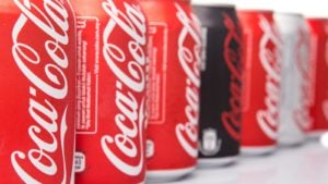 une gamme de canettes de Coca-Cola (KO)