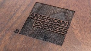 木材にエッチングされたAmerican Expressのロゴ