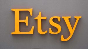 Etsy-Logo Auf Einer Grauen Wand