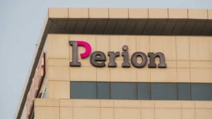 peri Stock: 建物の側面にある Perion のロゴ