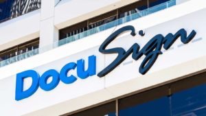 Logotipo de Docusign (DOCU) en la construcción