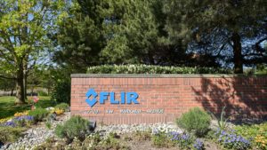 Um sinal em frente da sede da FLIR Systems em Wilsonville, Ohio.