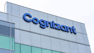 企業の建物にある Cognizant Technology Solutions のロゴ