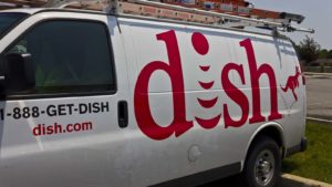 Une Camionnette Pour Dish Network (Dish) Est Garée.