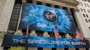 Bandera de Virgin Galactic (SPCE) colgada en el edificio de la Bolsa de Nueva York para celebrar su salida a Bolsa.