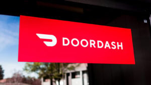 Doordash (DASH) のオフィスの入り口に表示されているロゴとシンボルのクローズアップ