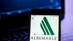 携帯電話の画面に表示されたアルベマール (ALB) のロゴ