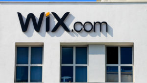 テルアビブハイテクゾーンのオフィスビルにある WIX の看板。 WIXのロゴ。