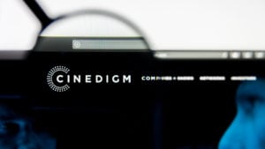 Image du logo Cinedigm (CIDM) dans un navigateur Web noir, amplifié par une loupe.