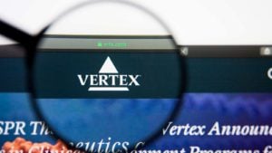 Le logo Vertex Pharmaceuticals (VRTX) apparaît sur l'écran