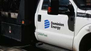 Dominion Energy のロゴが入ったトラック