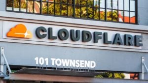 Un primer plano del logotipo de Cloudflare (NET) en la sede de la empresa en California.