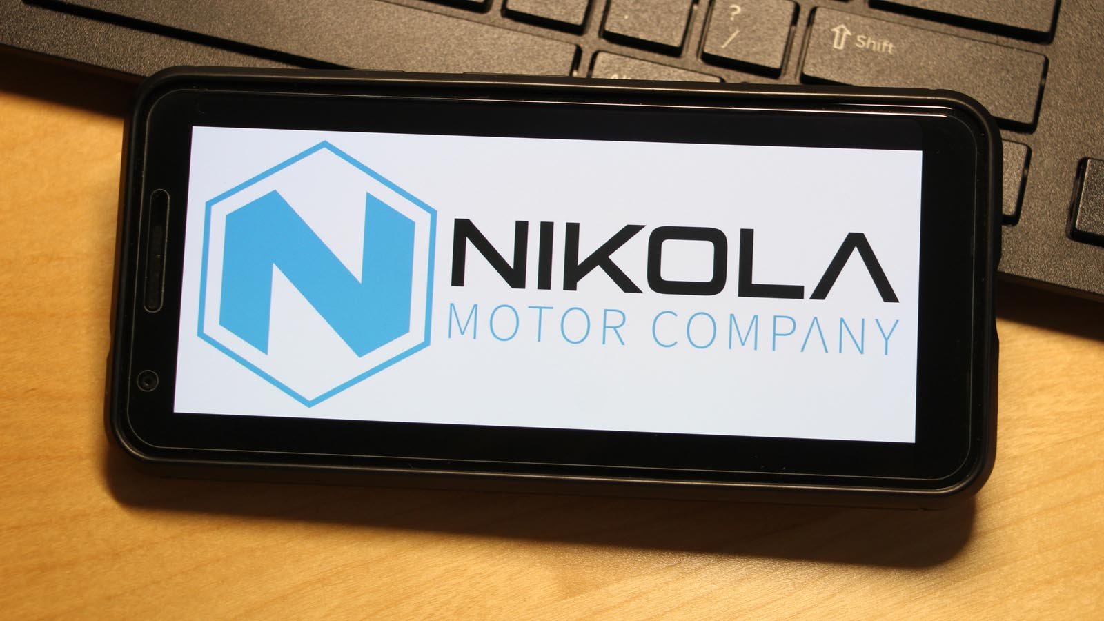 Image of NKLA stock logo on phone screen