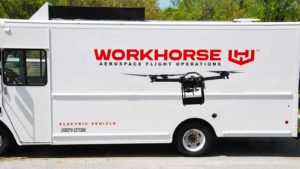 トラックの側面にある Workhorse (WKHS) のロゴとドローンの画像。