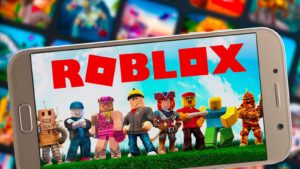 Μια απεικόνιση του παιχνιδιού Roblox εμφανίζεται σε μια οθόνη smartphone.