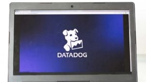 ラップトップ画面に表示される Datadog (DDOG) ロゴ。