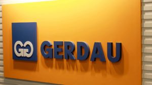 ブラジルのサンパウロにある Gerdau (GGB) オフィスの看板のクローズアップ写真。