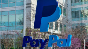 PayPal のロゴと本社正面。 PYPL株