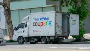 Coupang (CPNG) 配送車両のクローズ アップ ショット。