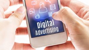 デジタル広告とアイコン、デジタルマーケティングのコンセプトを備えたモバイルを持つ手の接写。 デジタル広告ストック