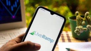 スマートフォンに表示された LiveRamp Holdings のロゴの図