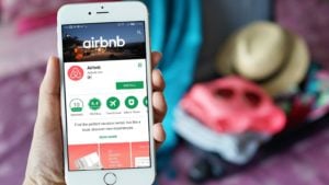 スマートフォン画面上のAirbnb（ABNB）アプリのクローズアップショット。