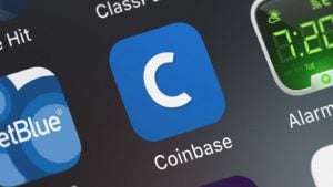 iPhoneの画面に表示されるCoinbase(COIN)のアプリ。