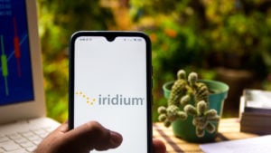 le logo d'Iridium Satellite Communications vu affiché sur un smartphone