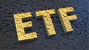 多くの黒い立方体を背景に、多くの黄色の立方体で「ETF」という単語が綴られている