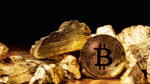 Une pièce de monnaie Bitcoin (BTC) entourée d'or.