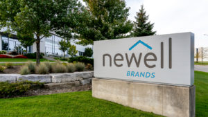 建物の外にある Newell Brands (NWL) のロゴを示す看板の写真。